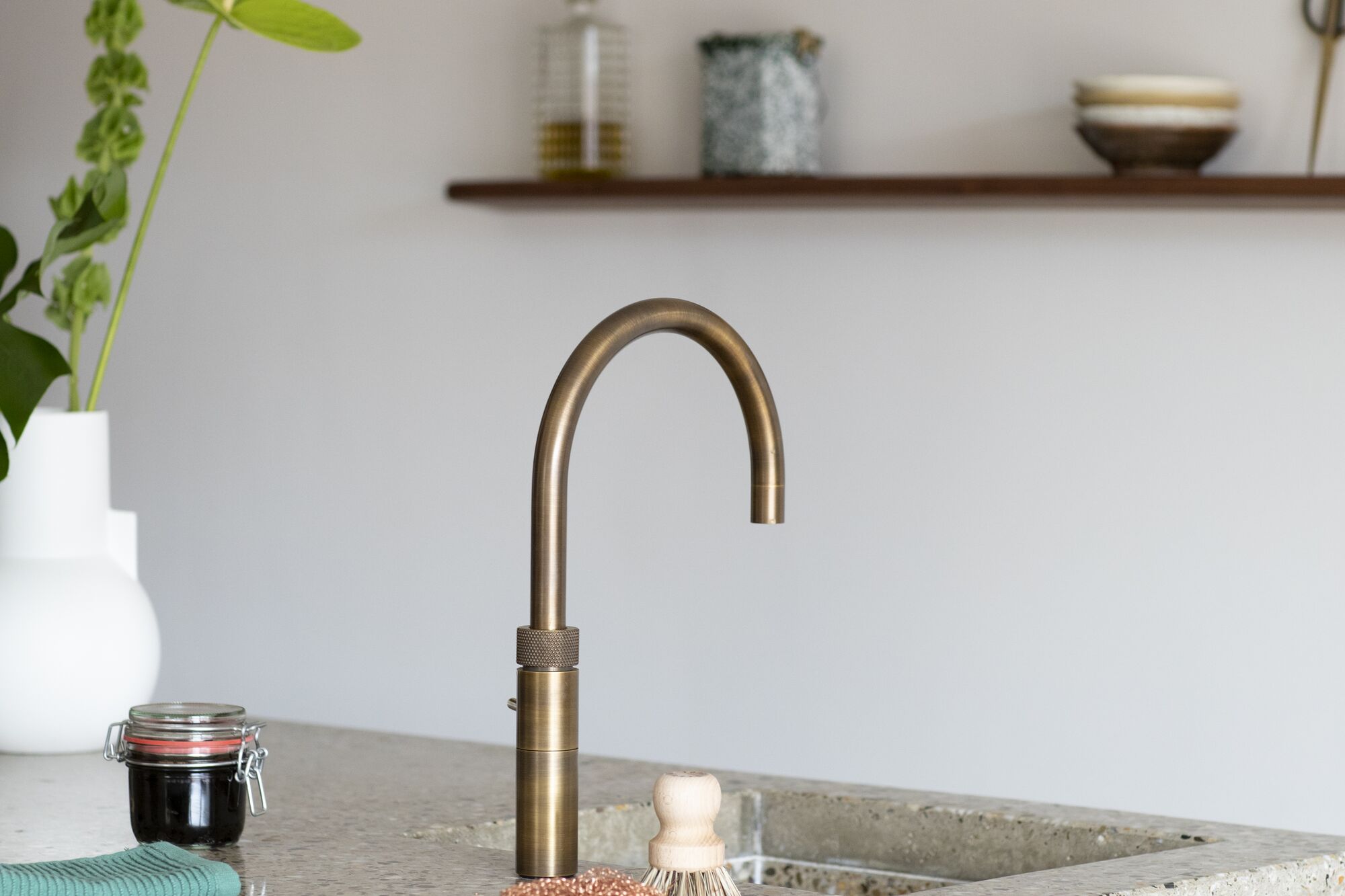 quooker-fusion-round-messing-patina-massivholz